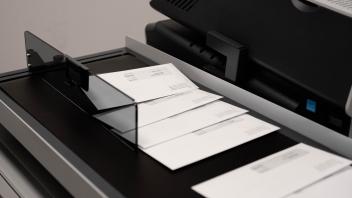 Envelopes rolling in a machine