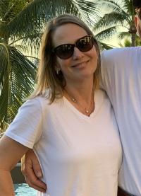 Smiling headshot of Leslie Olsen.
